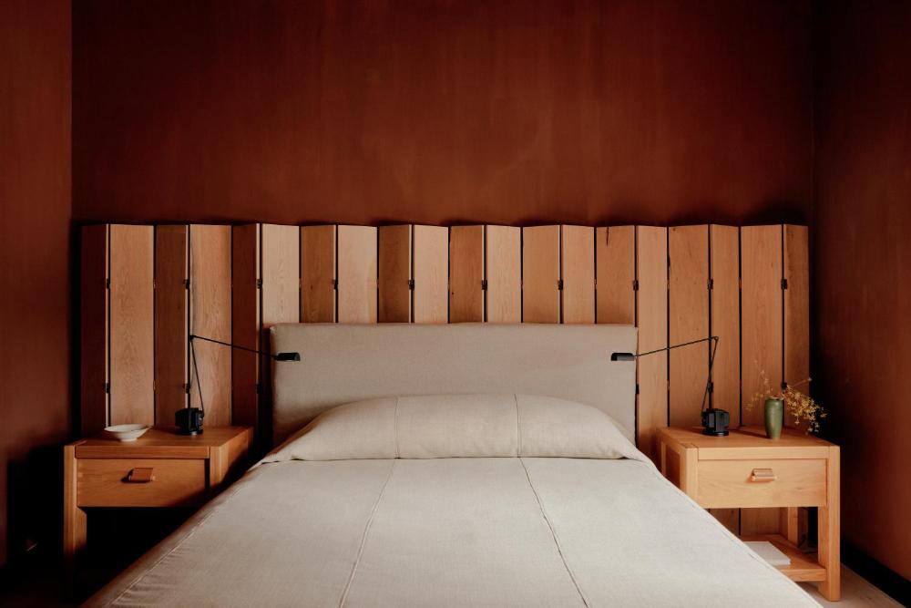 Deluxe Queen Room interior